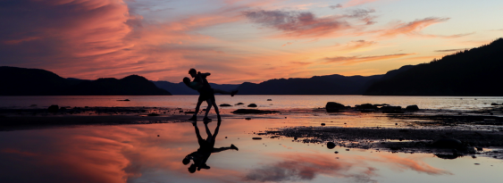 magnifique coucher de soleil avec deux personnes qui s'entremêlent