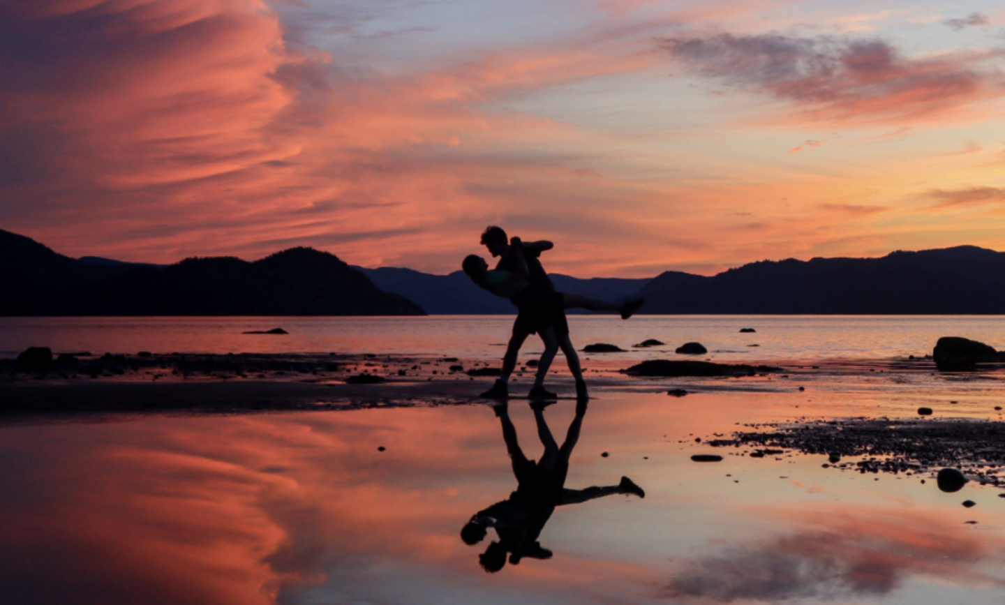 magnifique coucher de soleil avec deux personnes qui s'entremêlent